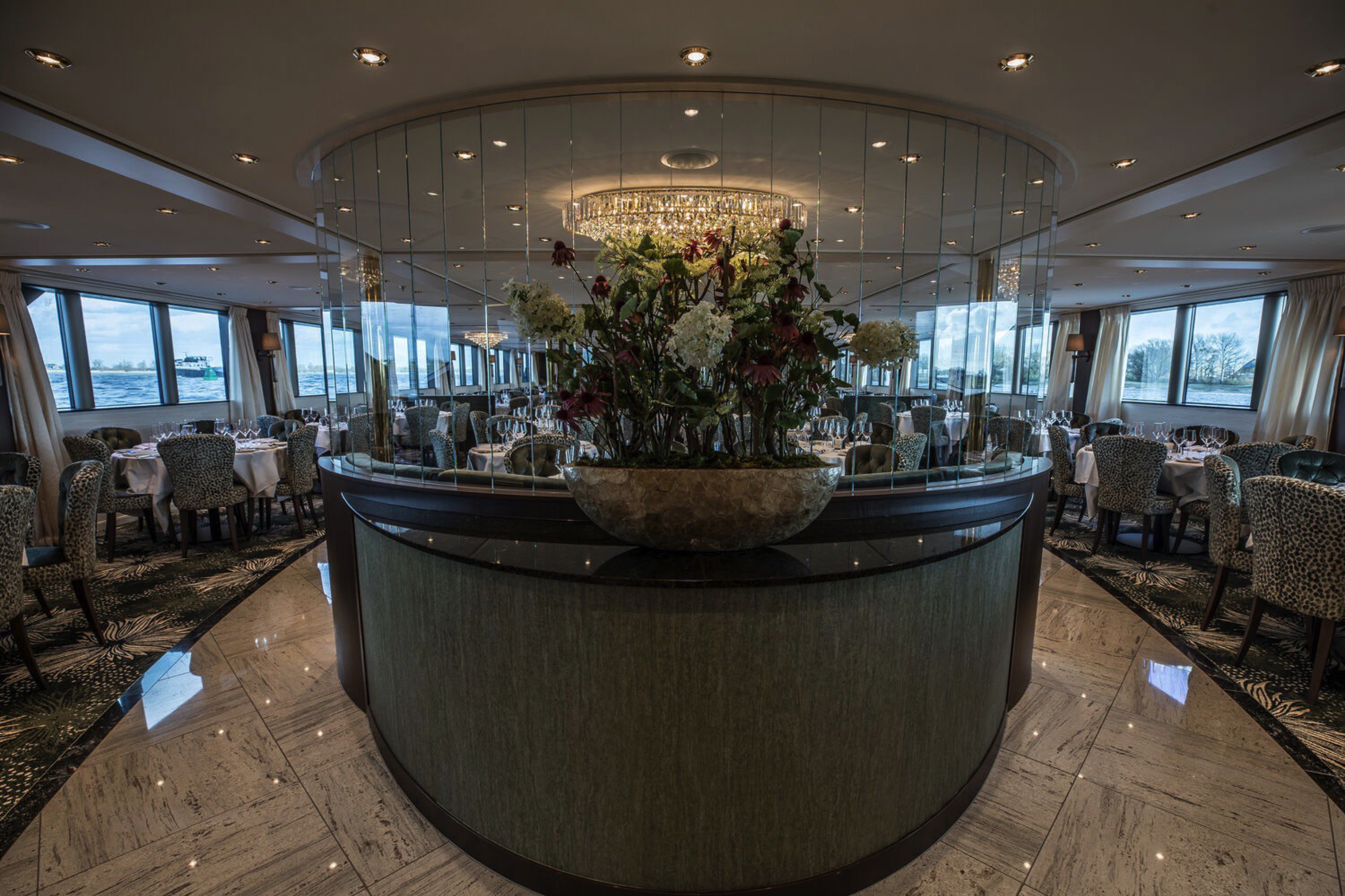 MS Geoffrey Chaucer - Main Restaurant
